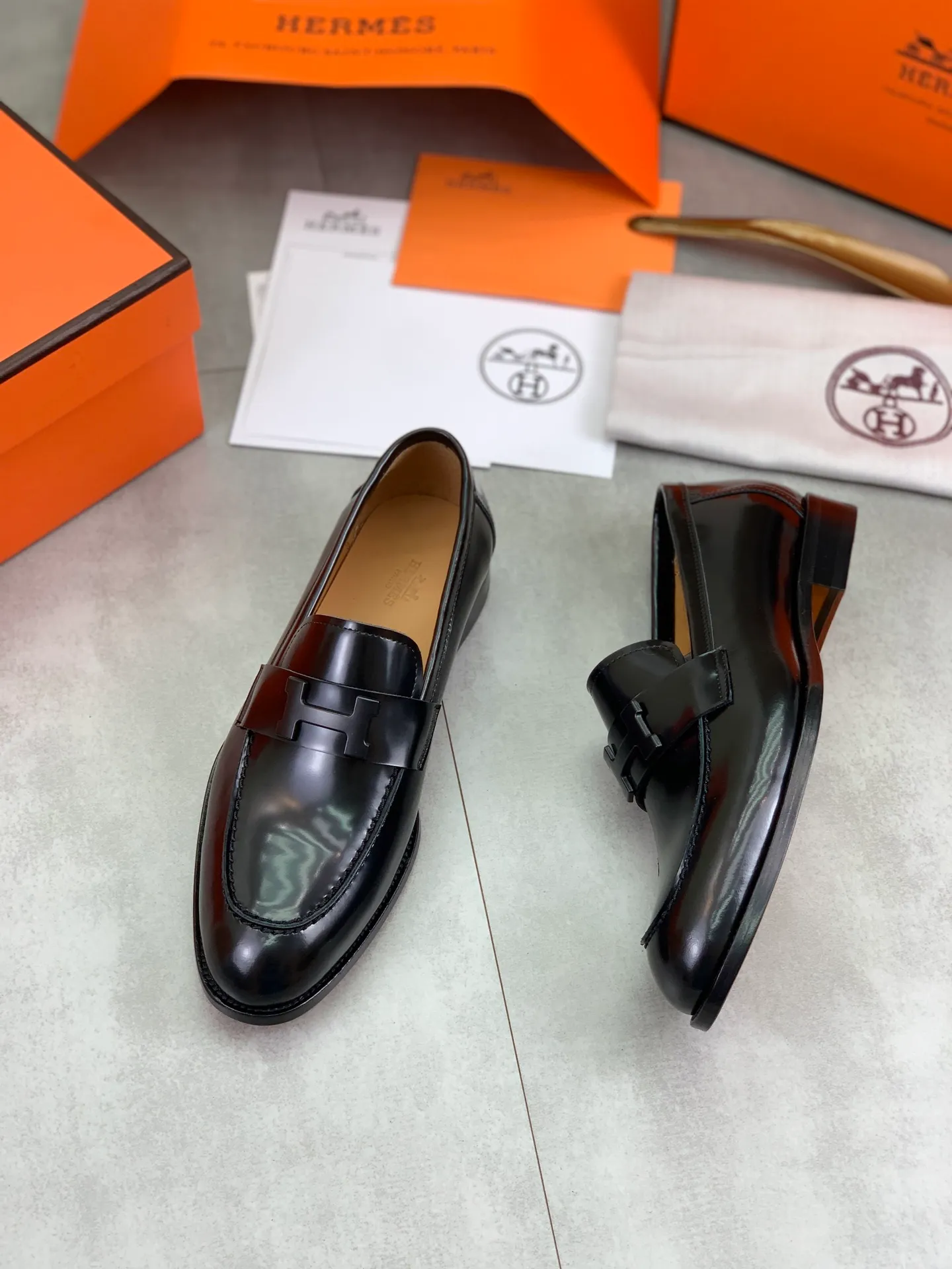 Factory price P980 💰💎💎💎 Original genuine leather outsole Brand: Hermès Grade: Same as the official website Original quality materials: Original soft calfskin Water-dyed cowhide lining Original Italian genuine leather outsole Style categories: Men's fashion Formal casual leather shoes Slip-on men's shoes series Young fashion European and American trends British style Code number: 39-45 (38.46 can be customized)